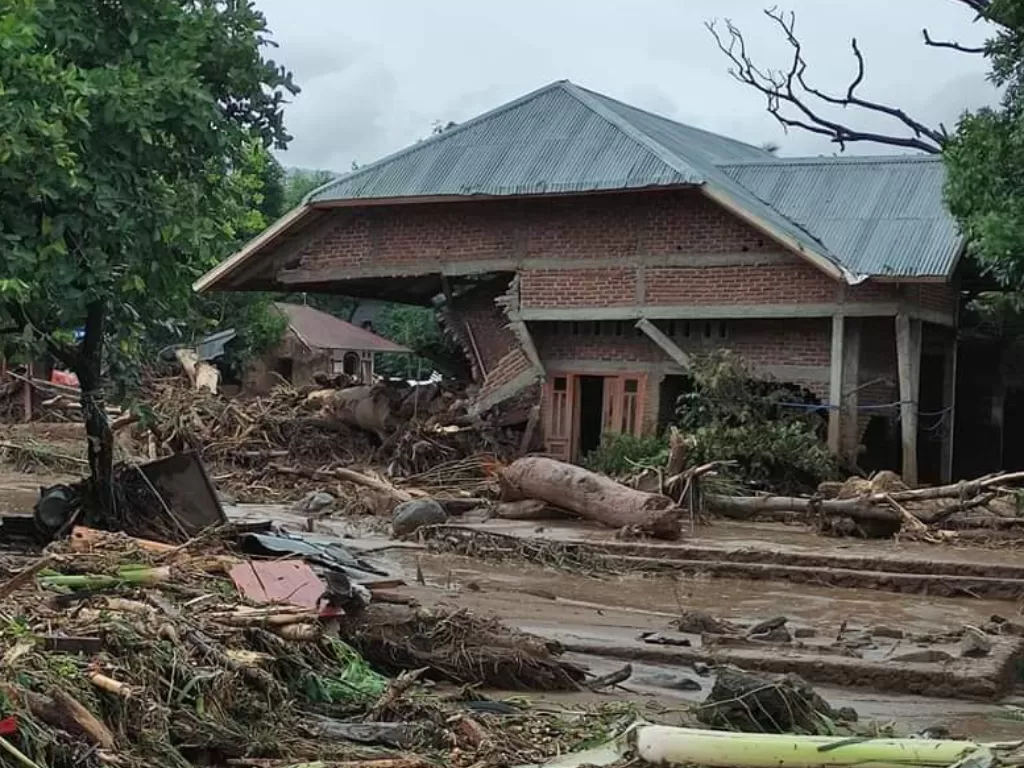 Sebuah rumah hancur dihantam banjir bandang di Flores Timur NTT. (Istimewa)
