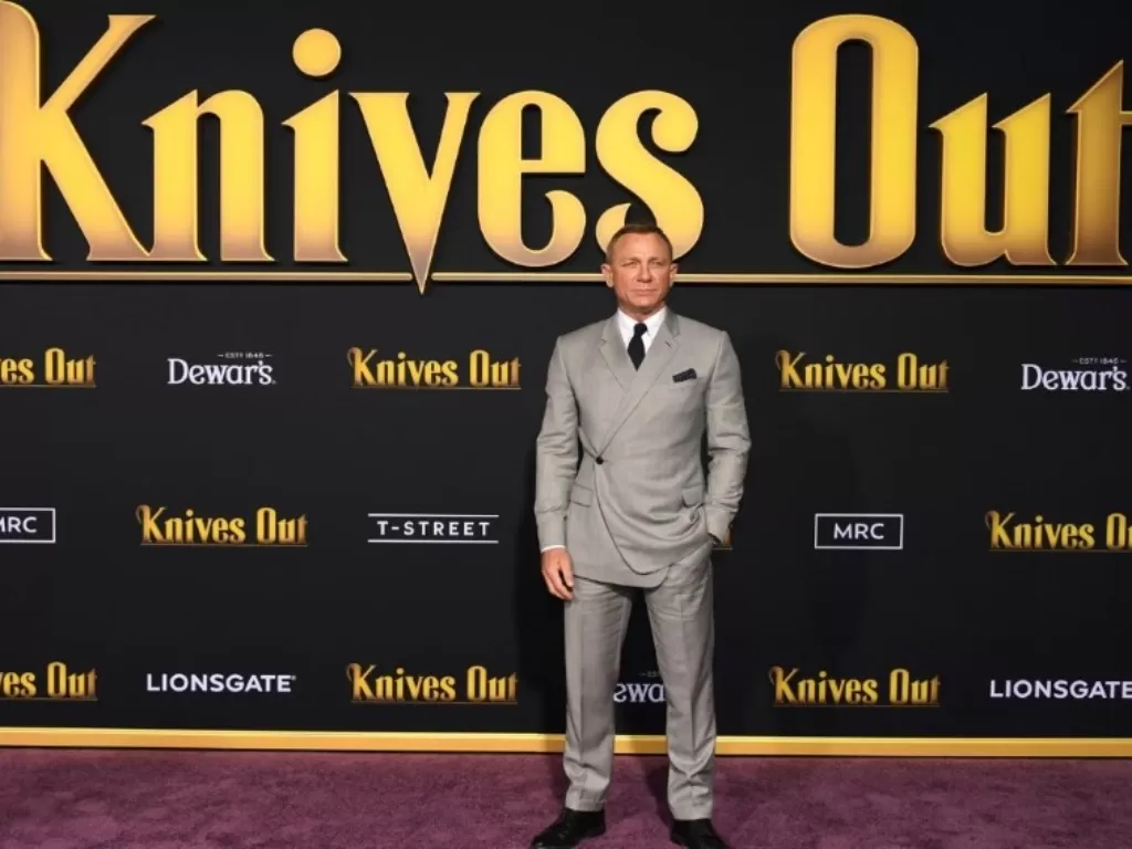 Tampilan Daniel Craig pada franchise Knives Out. (photo/Dok. Asia One via REUTERS)