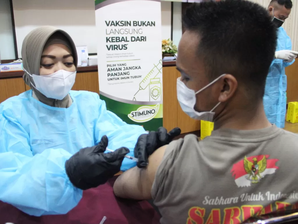 Proses vaksinasi anggota di Polda Metro Jaya. (Dok Istimewa)