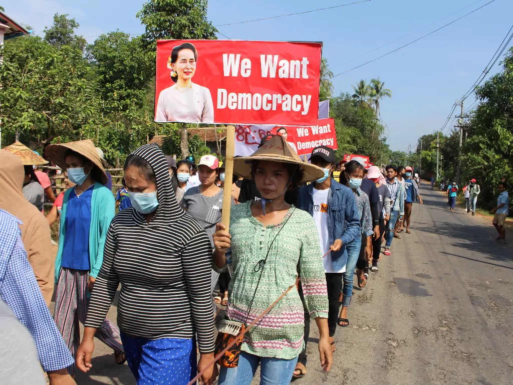  Penduduk desa menghadiri protes terhadap kudeta militer, di kota Launglon, Myanmar, Minggu (4/4). (photo/Dawei Watch/via REUTERS)