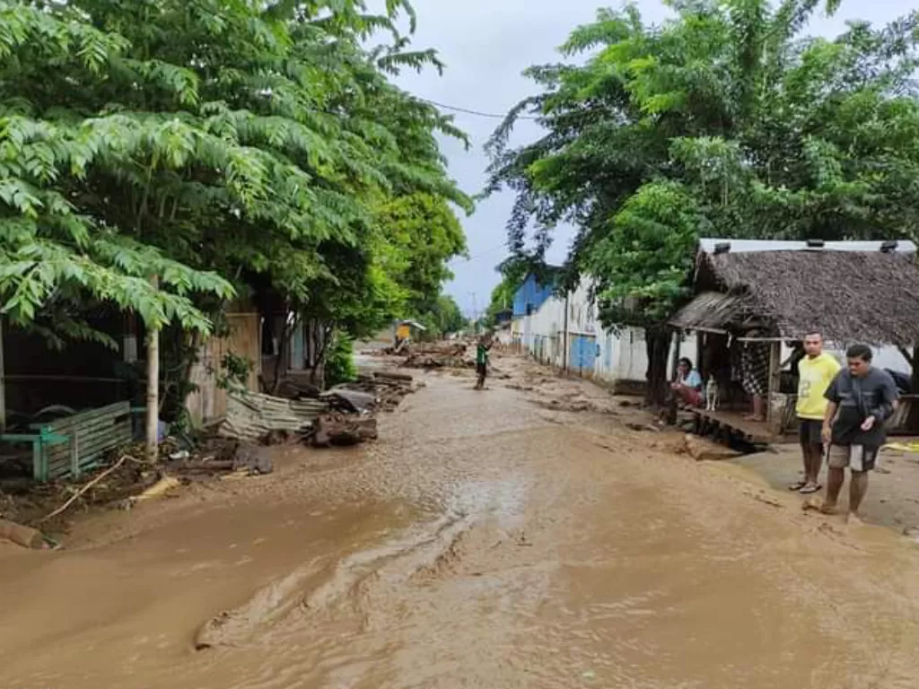 Warga mengamati lumpur akibat banjir bandang yang menerjang Waiwerang, Adonara Timur, Flores Timur, NTT, Senin (5/4/2021). (ANTARA/Pion Ratuloli)