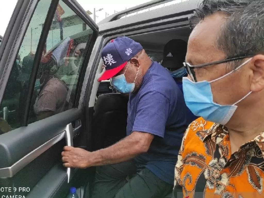 Gubernur Papua Lukas Enembe didampingi Konsul RI di Vanimo, PNG Allen Simarmara setibanya di zona netral RI-PNG, Jumat (2/4/2021) setelah dideportasi dari PNG karena masuk secara ilegal melalui jalan setapak. (ANTARA/Evarukdijati)