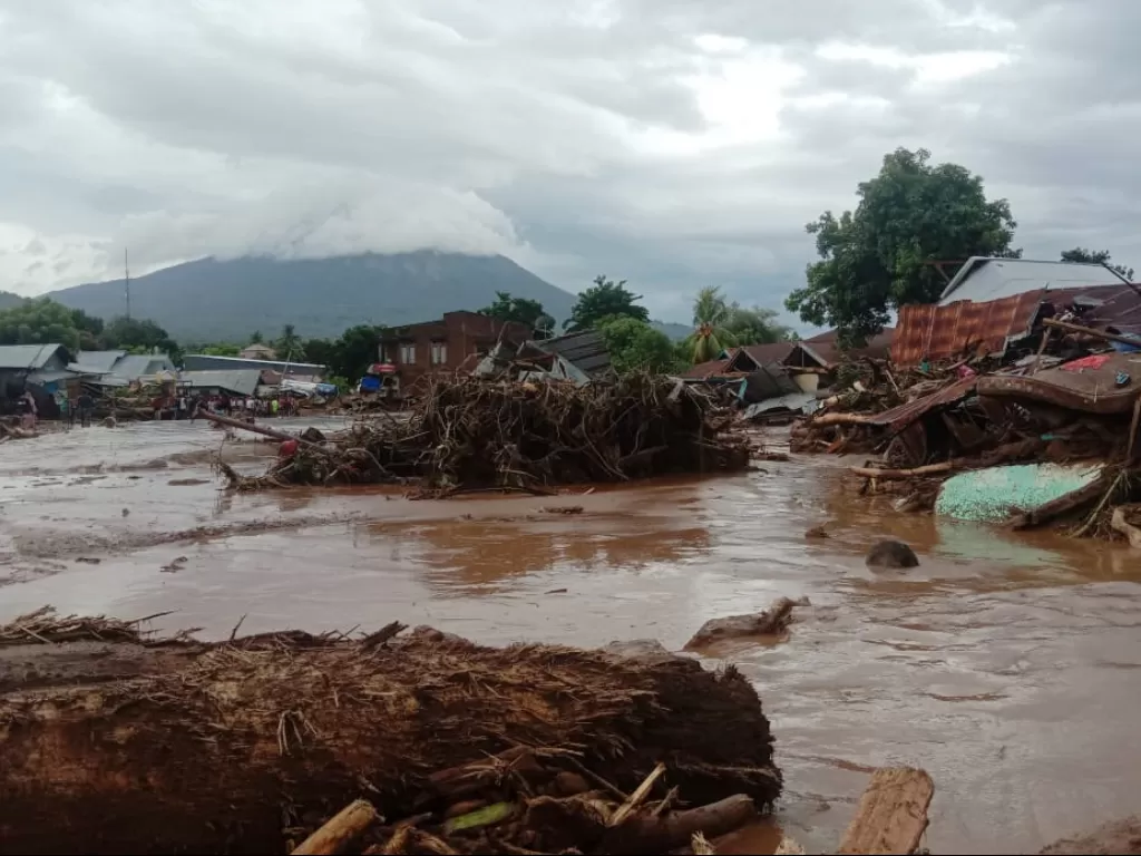 Sejumlah rumah tertutup lumpur pascabanjir bandang di Desa Waiburak, Kecamatan Adonara Timur, Flores Timur, NTT, Minggu (4/4/2021). (Dok. BPBD Flores Timur)