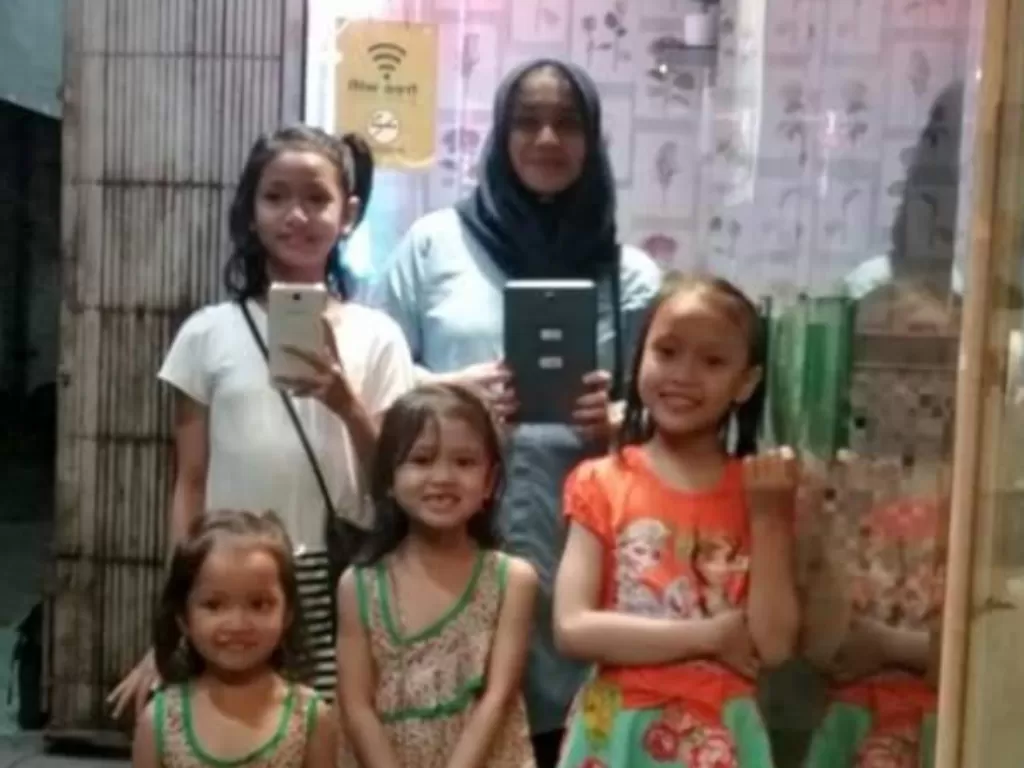 Erlita Dewi bersama keempat anaknya (Facebook/Erlita Dewi)