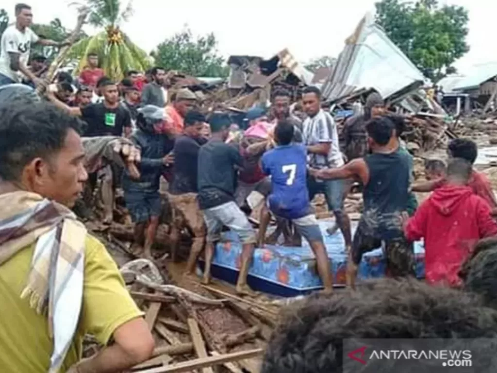 Warga mengevakuasi korban akibat banjir bandang di Adonara Timur, Flores Timur, NTT, Senin (5/4/2021). ANTARA FOTO/Pion Ratuloli.