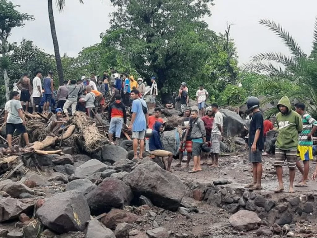 Sejumlah warga Kecamatan Ile Ape, Kabupaten Lembata, Nusa Tenggara Timur sedang mencari para korban banjir bandang yang masih belum ditemukan, Minggu (4/4/2021). (Dok. Kominfo Kabupaten Lembata)