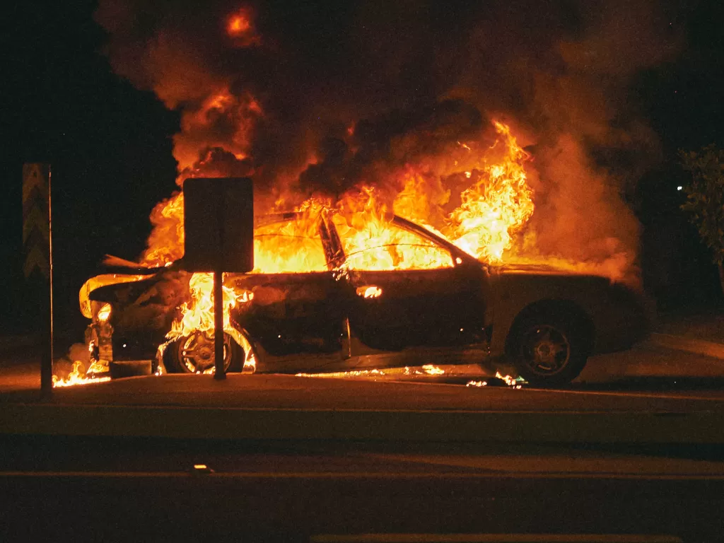 Ilustrasi mobil yang sedang terbakar (Ilustrasi/Unsplash/Matt Hearne)