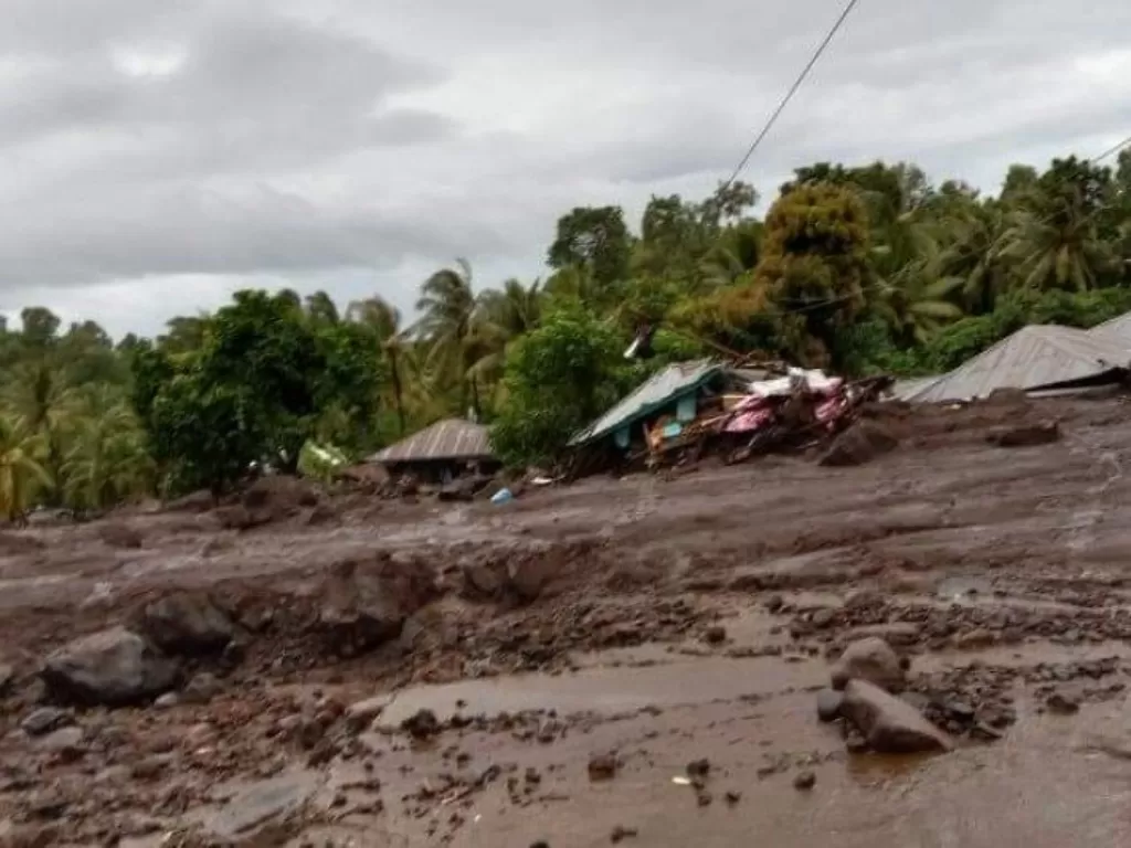 Kondisi banjir dan tanah longsor di Desa Nele Lamadike, Kecamatan Ile Boleng, Kabupaten Flores Timur, Nusa Tenggara Timur (NTT). (FOTO: ANTARA/FB Kuma Nuba Tukan)