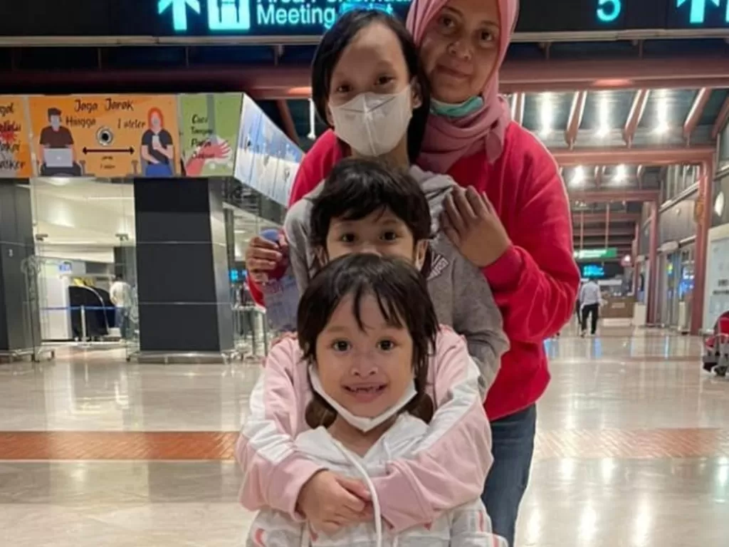 Erlita Dewi bersama ketiga putrinya (Facebook/Erlita Dewi)