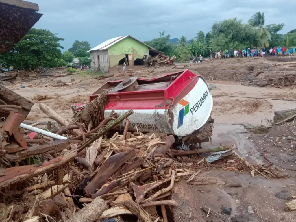 Sejumlah rumah dan kendaraan rusak akibat banjir bandang di Desa Waiburak, Kecamatan Adonara Timur, Flores Timur, NTT, Minggu (4/4/2021). Berdasarkan data BPBD Kabupaten Flores Timur sebanyak 23 warga meninggal dunia akibat banjir bandang yang dipicu huja