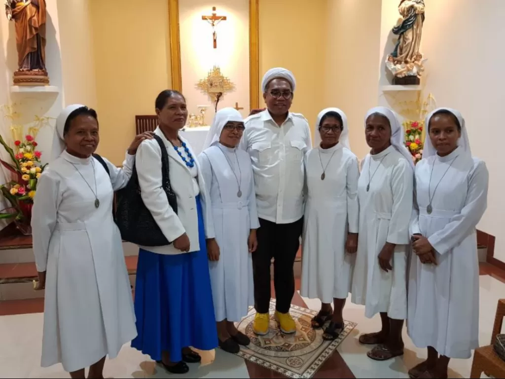 Tenaga Ahli Utama Kantor Staf Kepresidenan Ali Mochtar Ngabalin bersama sejumlah biarawati (Twitter @AliNgabalinNew)