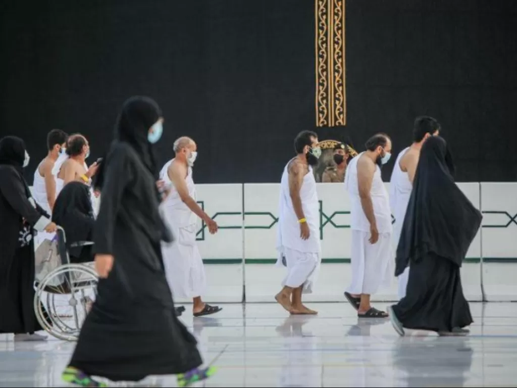 Jamaah melakukan social distancing saat melakukan umrah di Masjidil Haram. (REUTERS)