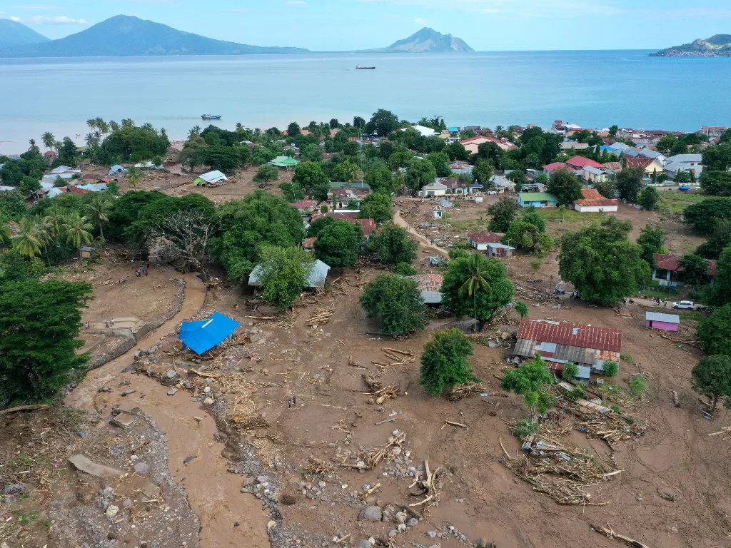 Foto udara situasi terakhir kerusakan yang diakibatkan banjir bandang di Waiwerang, Adonara Timur, Kabupaten Flores Timur, Nusa Tenggara Timur, Selasa (6/4/2021). (ANTARA/Aditya Pradana Putra)