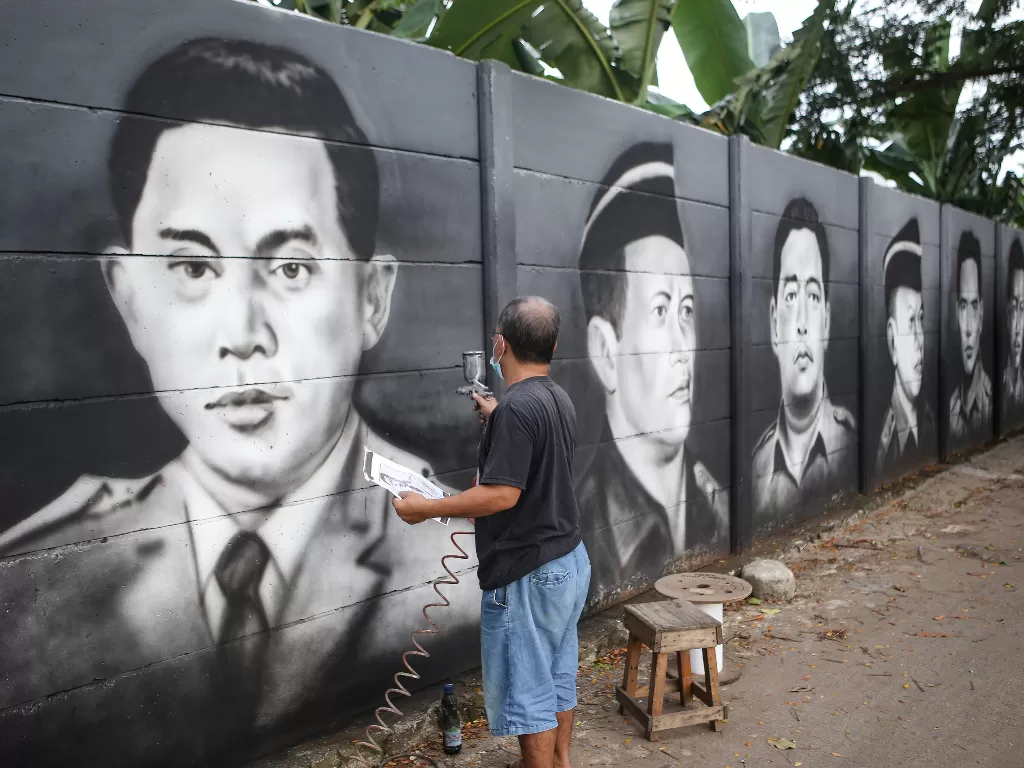 Seniman membuat mural bergambar pahlawan nasional (ANTARA FOTO/Fauzan)