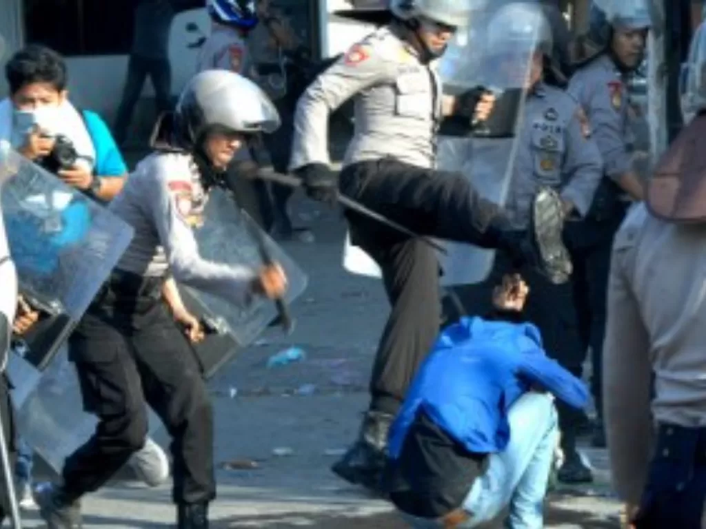 Polisi memukuli mahasiswa di depan kantor DPRD Sulawesi Selatan, Makassar, Selasa (24/09). - Antara/Abriawan Abhe