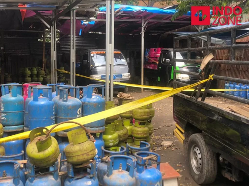Lokasi penggerebekan home industri gas oplosan oleh Bareskrim Polri di Meruya, Jakarta Barat. (INDOZONE/Samsudhuha Wildansyah)