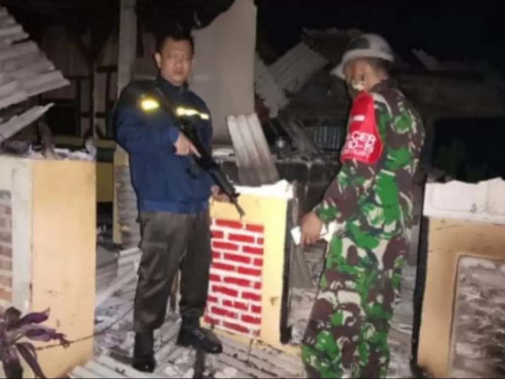 Petugas mengecek lokasi pembakaran rumah yang menjadi sasaran amarah warga di Desa Dangiang, Kecamatan Cilawu, Kabupaten Garut, Jawa Barat. (Antara)