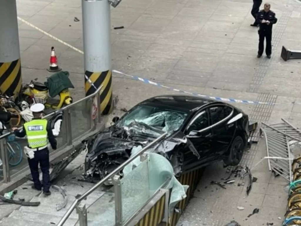 Mobil Tesla Model 3 yang mengalami kecelakaan di Tiongkok (photo/Zingnews.vn)