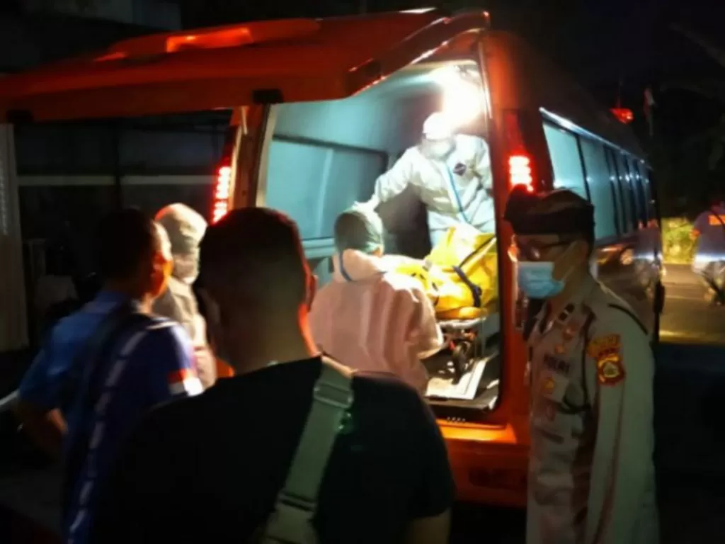 Petugas mengevakuasi jenazah WNA asal Jepang yang tewas gantung di riri di kamar hotel di Bali (Antara)
