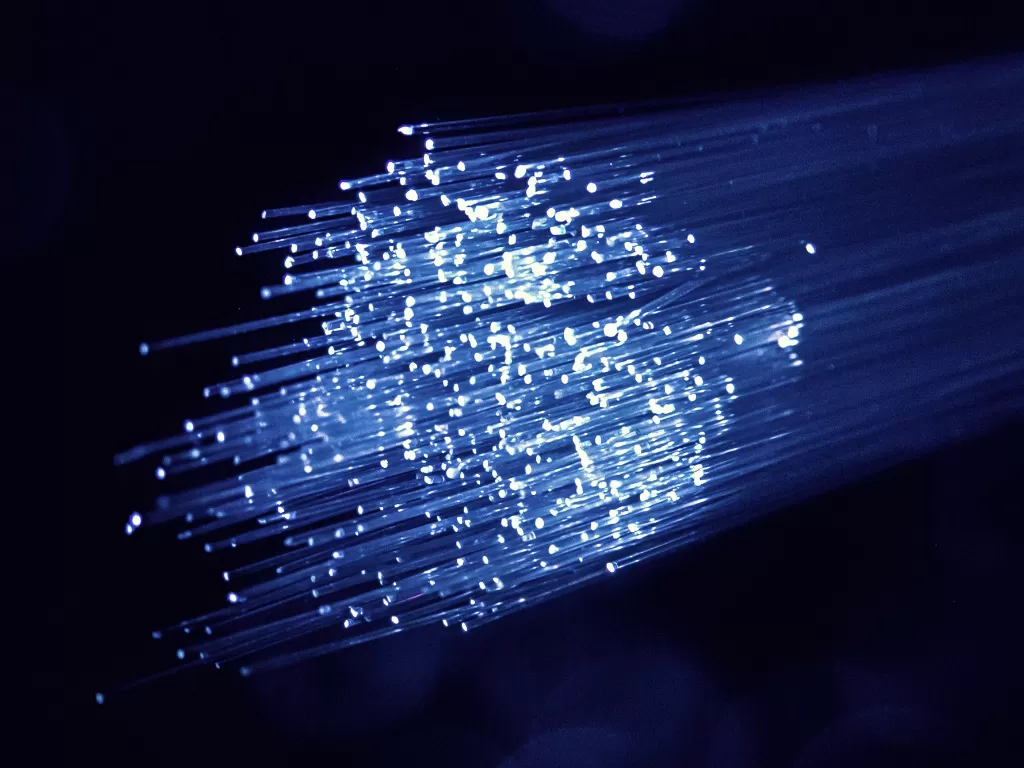 Ilustrasi kumpulan kabel optik untuk internet (Ilustrasi/Unsplash/Denny Muller)