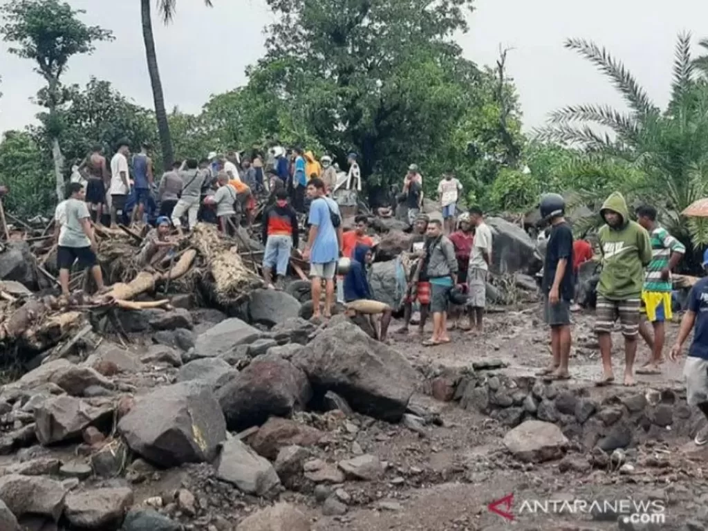  Warga Kecamatan Ile Ape, Kabupaten Lembata, Nusa Tenggara Timur, mencari korban banjir lahar hujan yang dilaporkan hilang pada Minggu (4/4/2021). (ANTARA/HO-Kominfo Kabupaten Lembata/am)