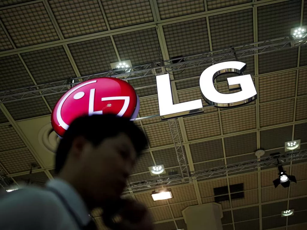 Seorang pria sedang berada di depan logo perusahaan LG (photo/REUTERS/Kim Hong-Ji)