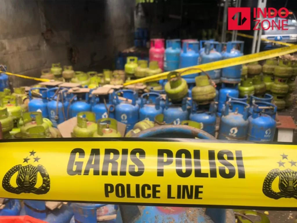 Lokasi penggerebekan home industri gas oplosan oleh Bareskrim Polri di Meruya, Jakarta Barat. (INDOZONE/Samsudhuha Wildansyah)