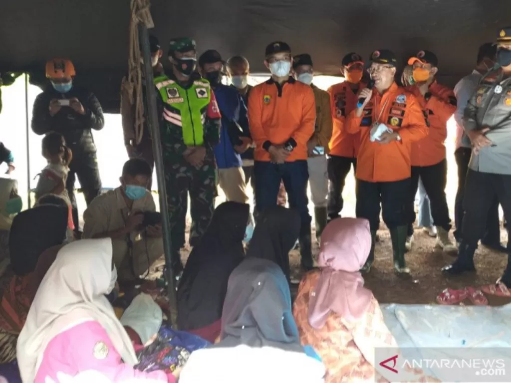 Bupati Cianjur, Jawa Barat, Herman Suherman, saat bertemu dengan pengungsi pergerakan tanah di Desa Batulawang, beberapa waktu lalu, menjanjikan segera merelokasi warga yang terdampak. (ANTARA/Ahmad Fikri)