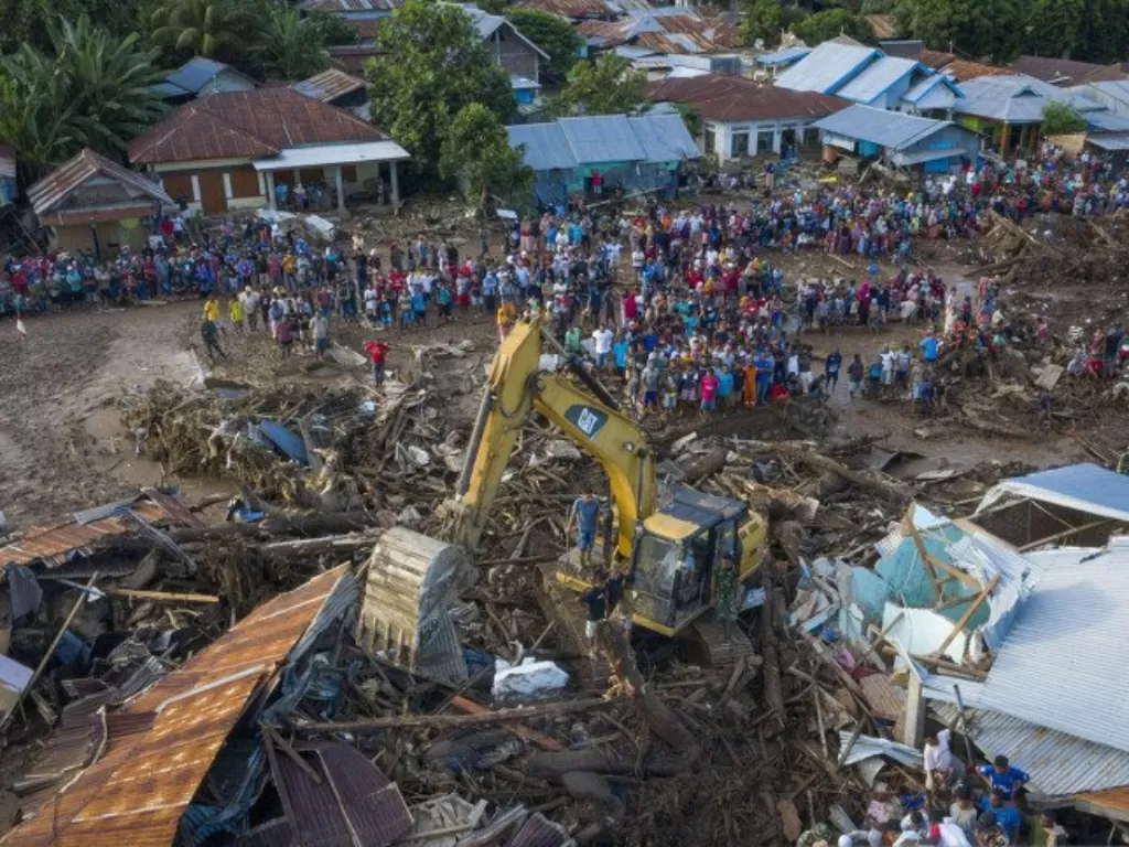 Foto udara proses pencarian korban banjir bandang di Kecamatan Adonara Timur, Kabupaten Flores Timur, NTT, Selasa (6/4/2021). (ANTARA FOTO/Aditya P Putra)