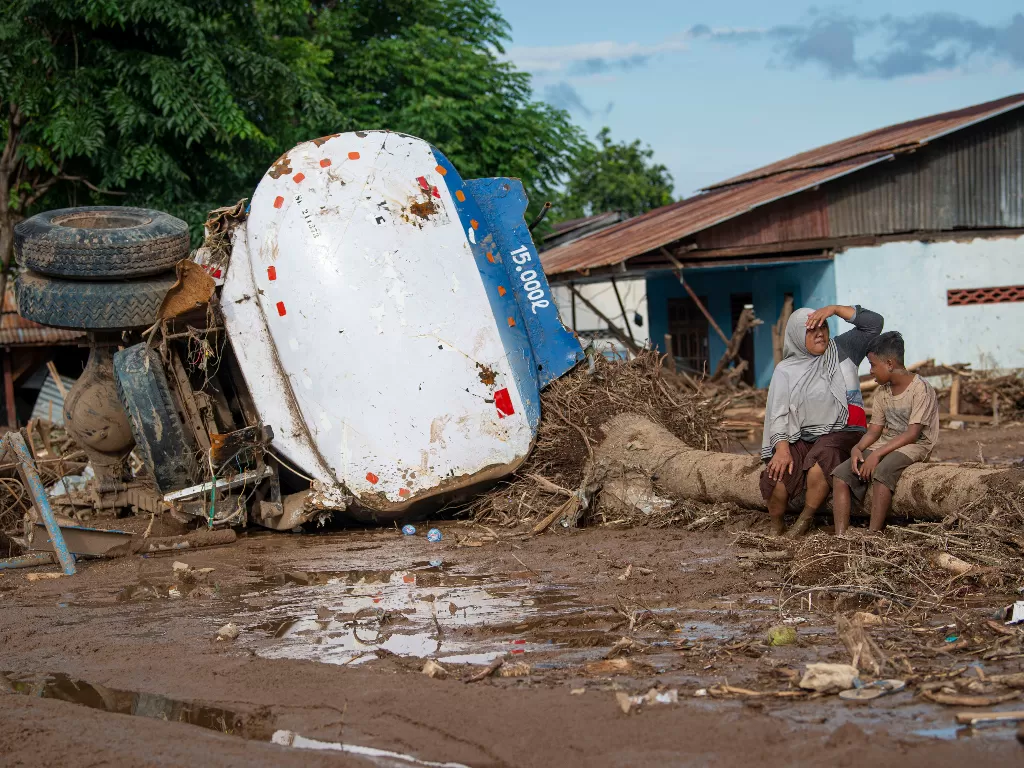  Cuaca ekstrem akibat siklon tropis Seroja telah memicu bencana alam di sejumlah wilayah di NTT dan mengakibatkan rusaknya ribuan rumah warga dan fasilitas umum. (ANTARA FOTO/Aditya Pradana Putra).