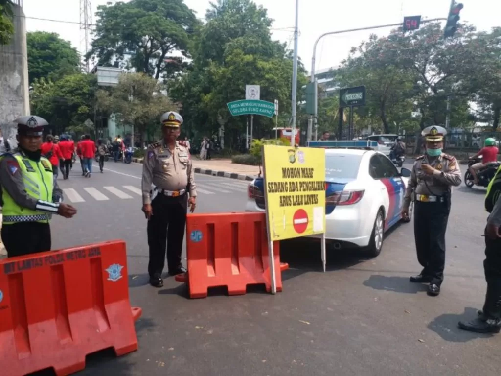 Ilustrasi Direktorat Lalu Lintas Polda Metro Jaya menerapkan rekayasa lalu lintas dengan penyekatan jalan. (Twitter/@TMCPoldaMetro)