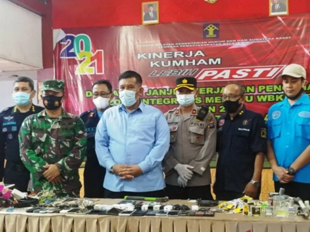  Kepala Kantor Wilayah Kementerian Hukum dan HAM Sumatera Barat, R Andika Dwi Prasetya (tengah), menunjukkan barang-barang hasil sitaan dari kamar warga binaan di LP Padang, Selasa malam (6/4). (ANTARA/FathulAbdi)