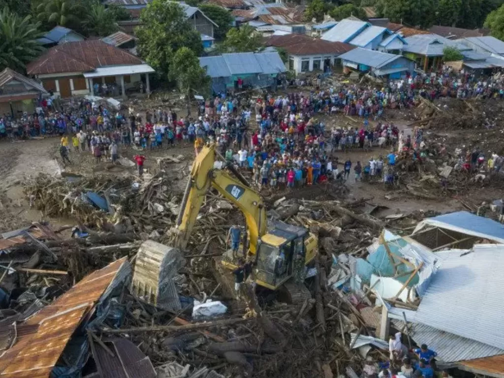 Proses pencarian korban banjir bandang di Adonara Timur, Kabupaten Flores Timur, Nusa Tenggara Timur, (Antara)