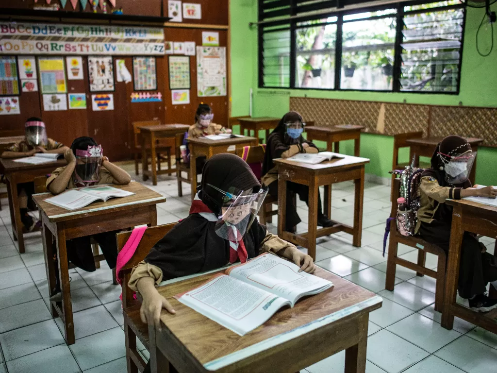 Sejumlah murid mengikuti uji coba pembelajaran tatap muka di SD Negeri Kenari 08 Pagi, Jakarta, Rabu (7/4/2021).  (photo/ANTARA FOTO/Aprillio Akbar)