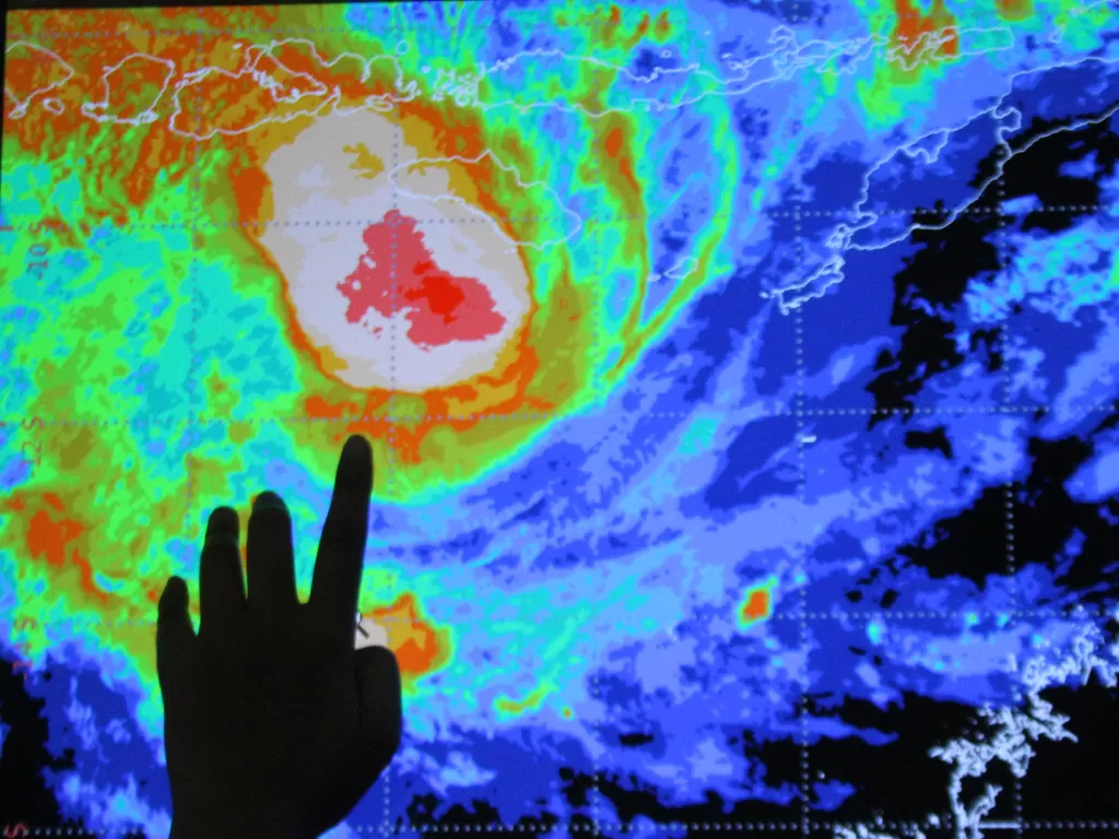 Ilustrasi: Petugas Badan Meteorologi Klimatologi Geofisika (BMKG) mengamati pergerakan siklon tropis Seroja melalui citra satelit Himawari di Stasiun Klimatologi BMKG Karangploso, Malang, Jawa Timur, Selasa (6/4/2021). (ANTARA FOTO/Ari Bowo Sucipto)