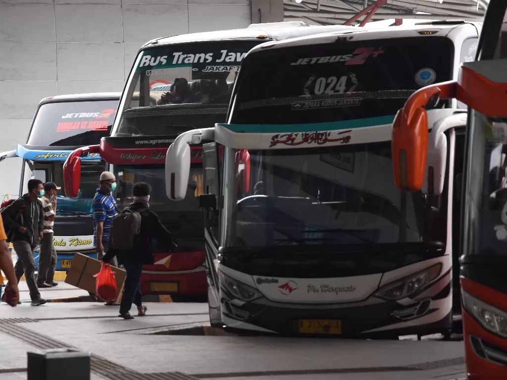 Calon penumpang bersiap menaiki bus Antar Kota Antar Provinsi di Terminal Pulo Gebang, Jakarta. (ANTARA/Indrianto Eko Suwarso)2