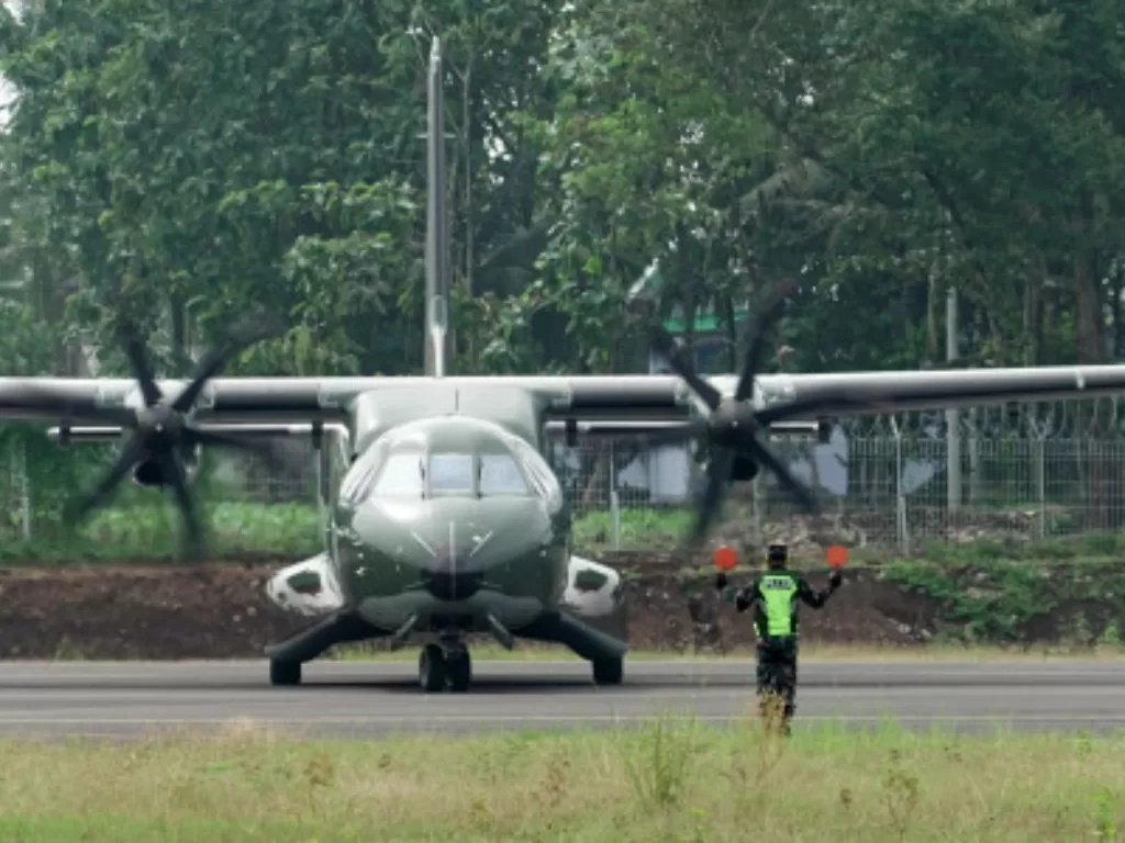Petugas memandu pesawat TNI AU CN-295 saat melakukan uji pendaratan di runway bandara Jenderal Besar Soedirman Purbalingga, Jateng. (ANTARA FOTO/Idhad Zakaria)