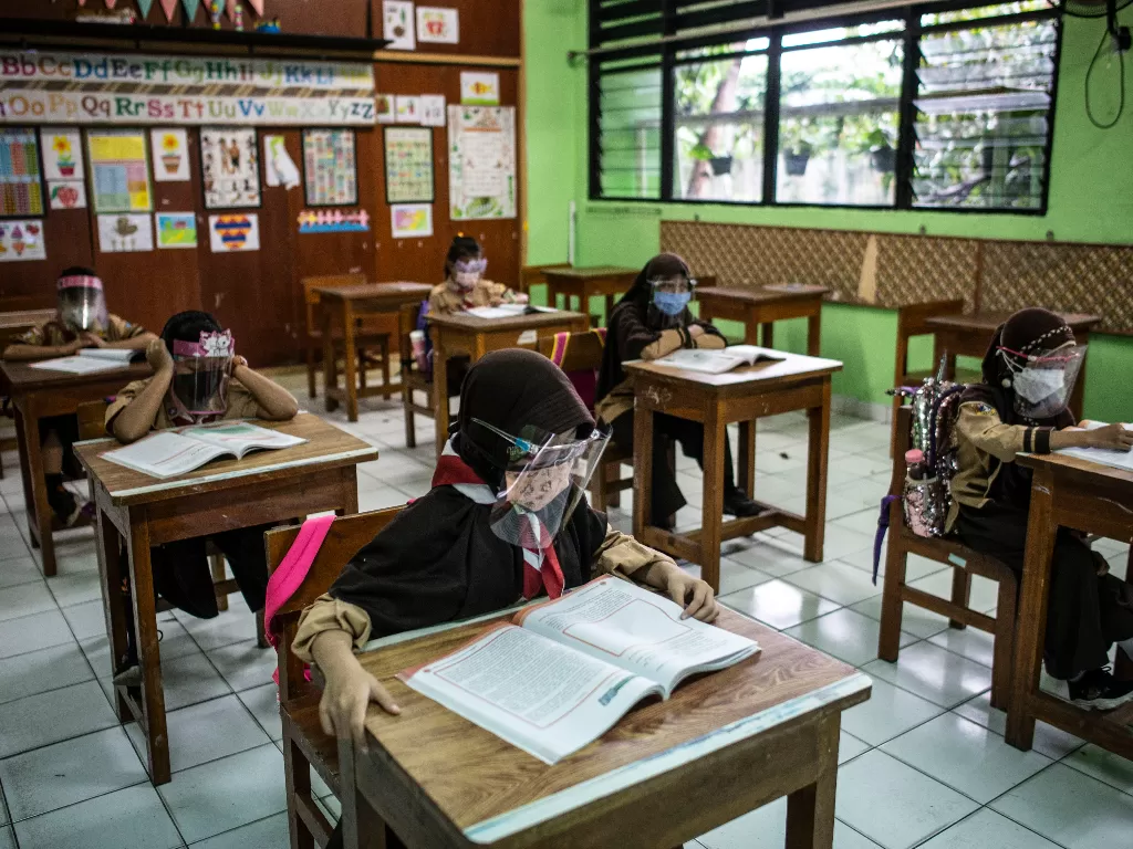Sejumlah murid mengikuti uji coba pembelajaran tatap muka (ANTARA FOTO/Aprillio Akbar)