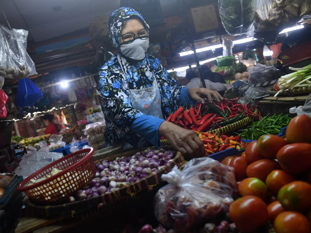 Pedagang menyortir cabai rawit yang dijual di Pasar Pondok Labu, Jakarta Selatan. (ANTARA/Sigid Kurniawan)