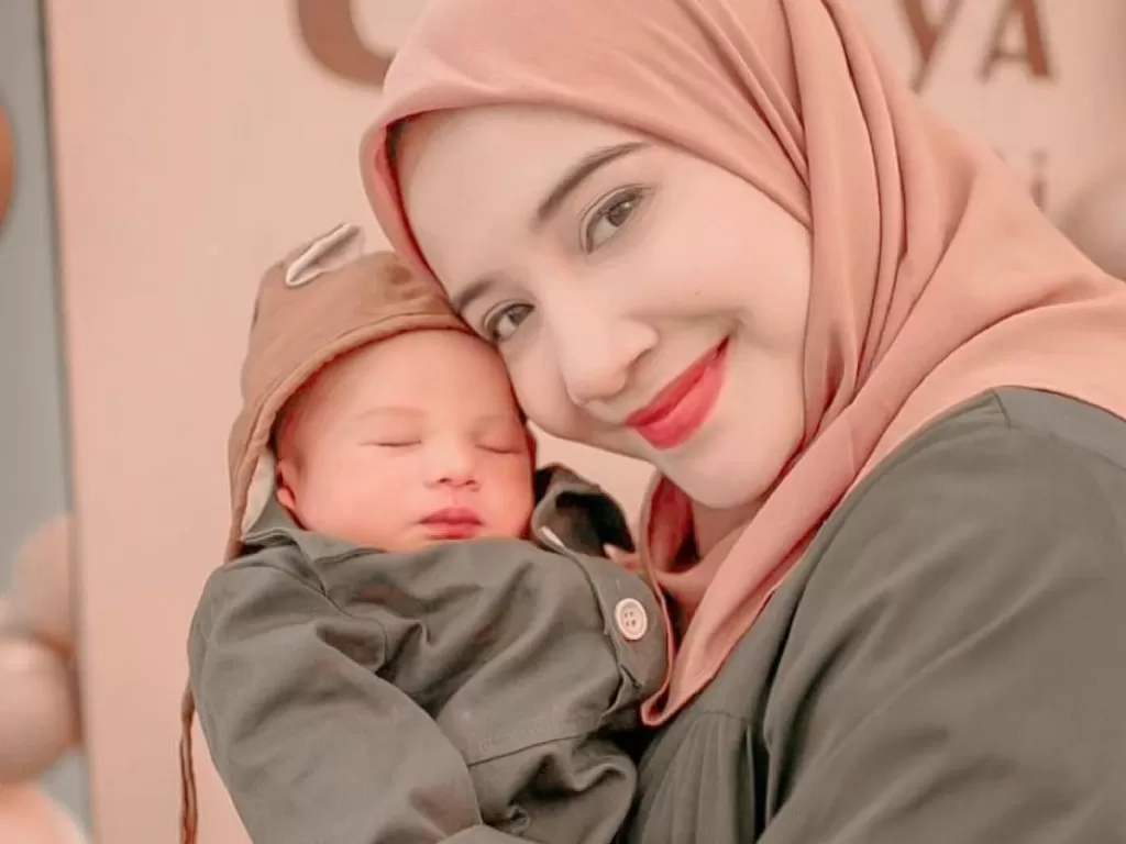 Zaskia Sungkar bersama bayi Ukkasya. (Instagram/@zaskiasungkar15)