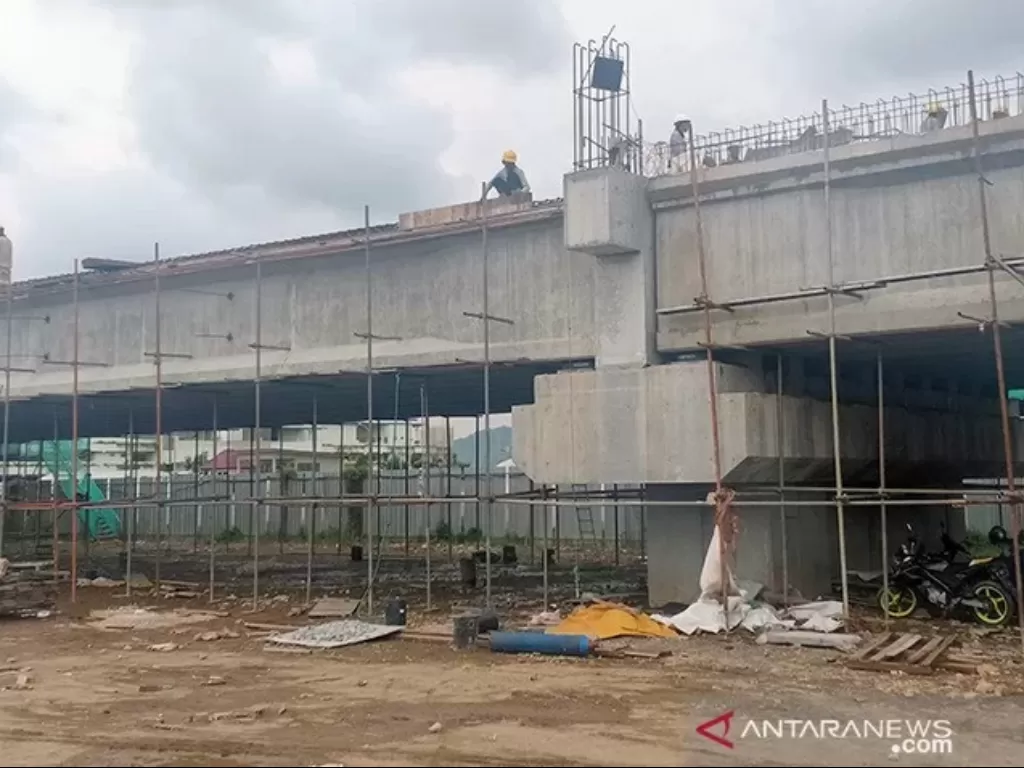 Pembangunan jalur KA layang Bandara Internasional Yogyakarta (BIY) di Kulonprogo, Yogyakarta. (photo/ANTARA/Ahmad Wijaya)