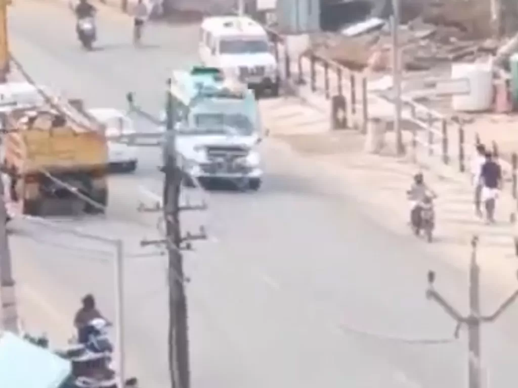 Cuplikan video ambulans ngebut di jalan. (photo/Twitter)
