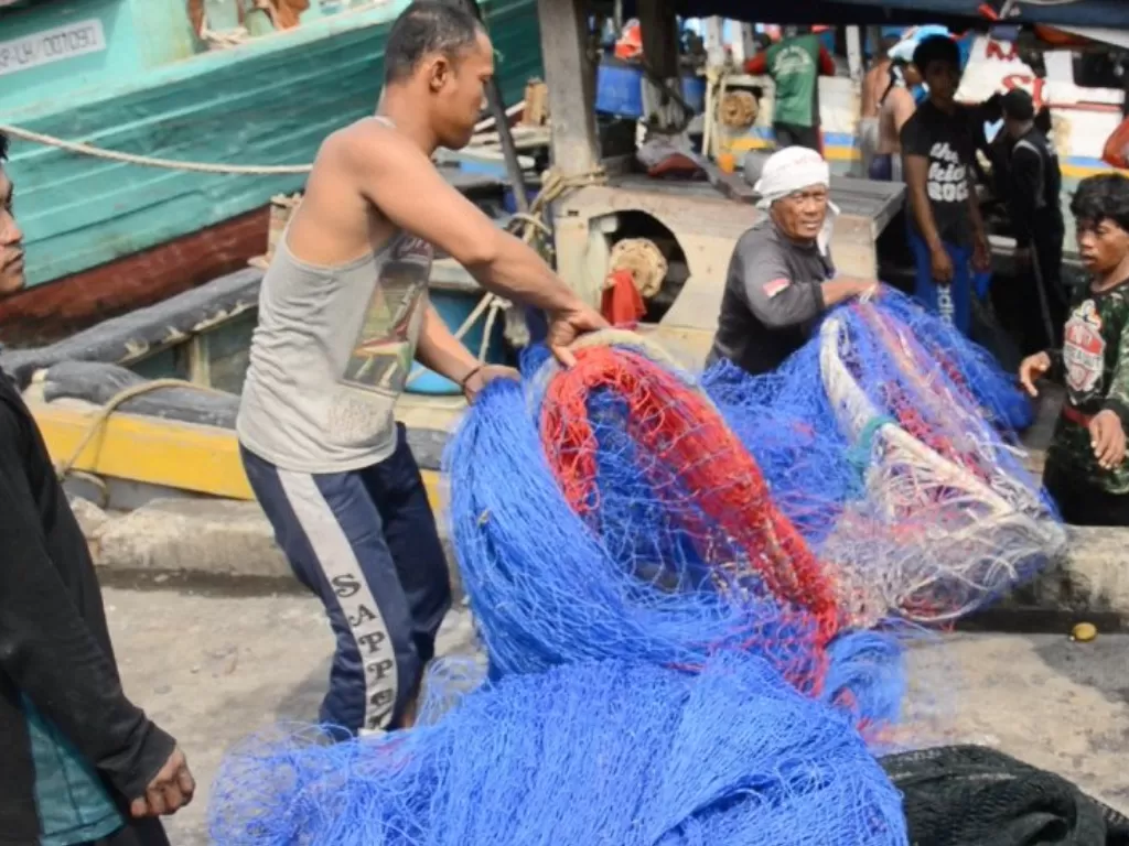 Ilustrasi - Nelayan sedang menyiapkan alat tangkap ikan. ANTARA/HO-KKP