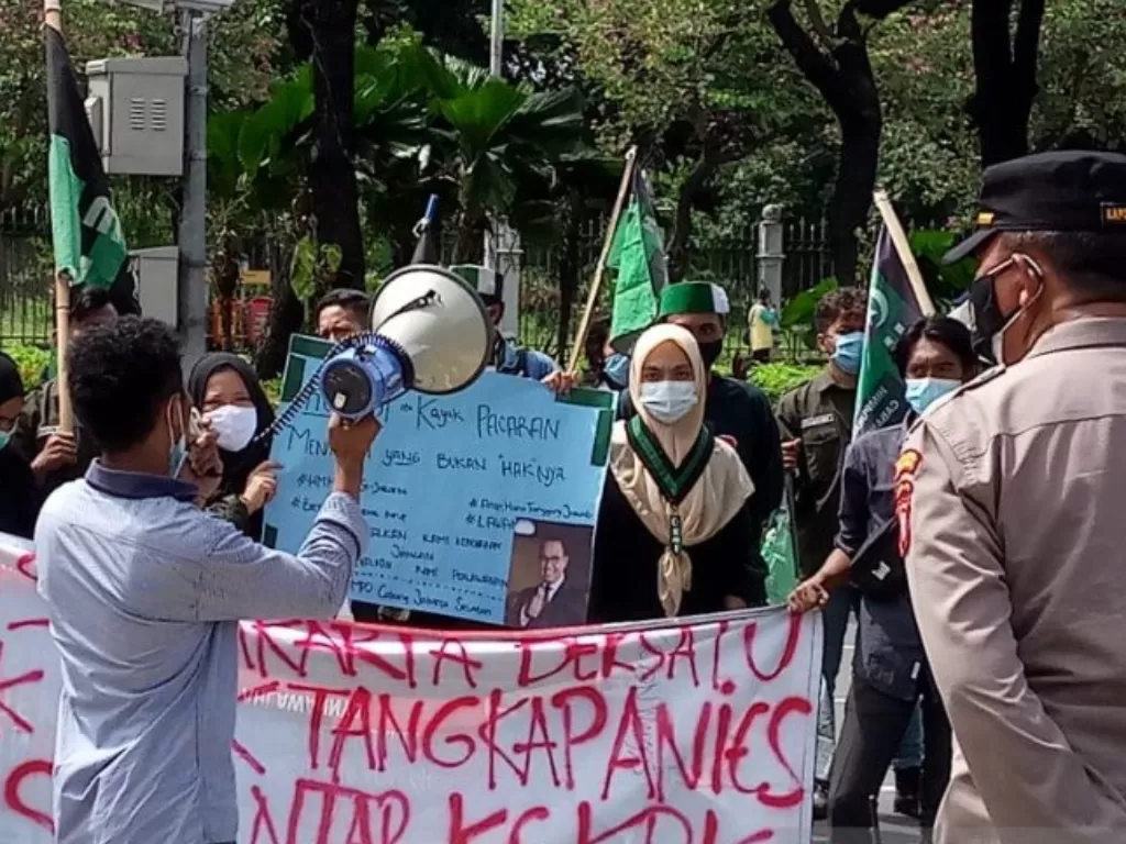 Massa yang mengaku dari Himpunan Mahasiswa Islam (HMI) Majelis Penyelamat Organisasi (MPO) cabang se-Jakarta melakukan aksi demonstrasi di Balai Kota Jakarta, Selasa (6/4/2021). (Antara/Ricky Prayoga) 
