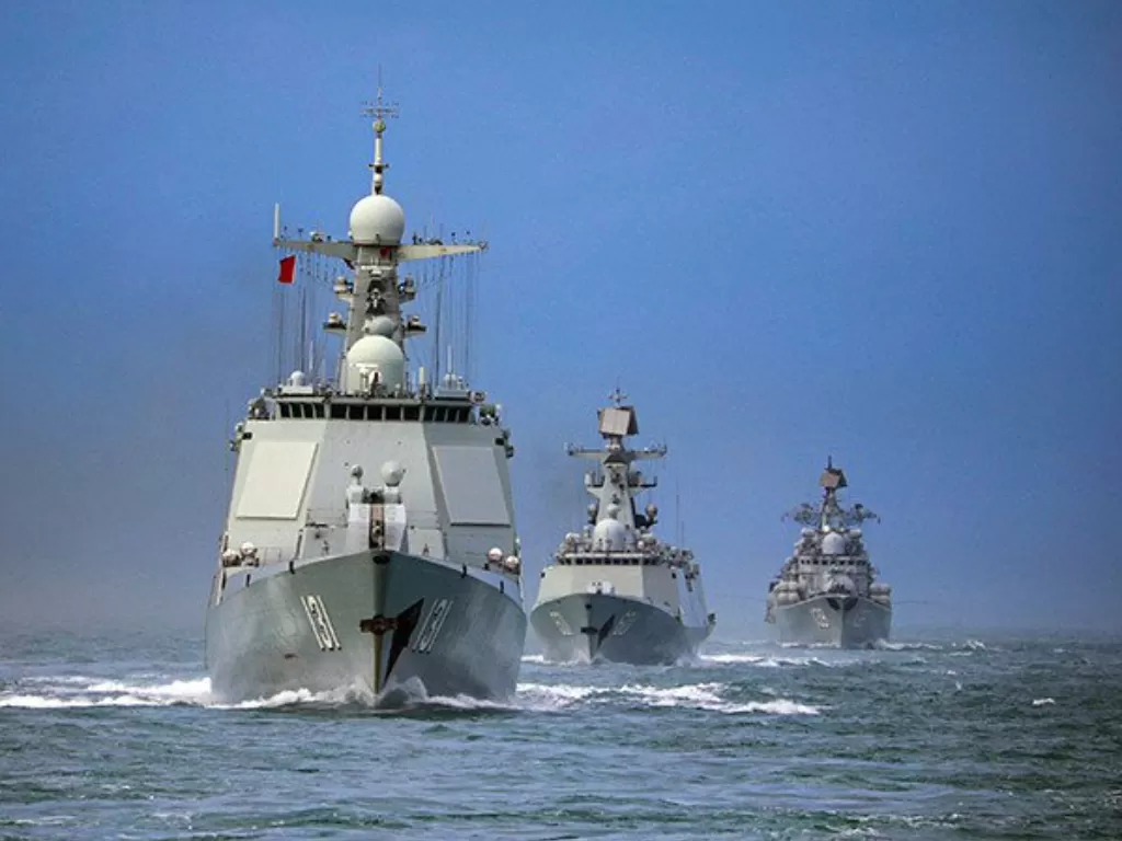 Dokumentasi - Kapal-kapal pengawal perusak radar Komando Armada Timur Tentara Pembebasan Rakyat China (PLA) bersiaga di Laut China Timur untuk melakukan latihan tempur pada akhir Januari 2021.  (photo/ANTARA/HO-China Military)