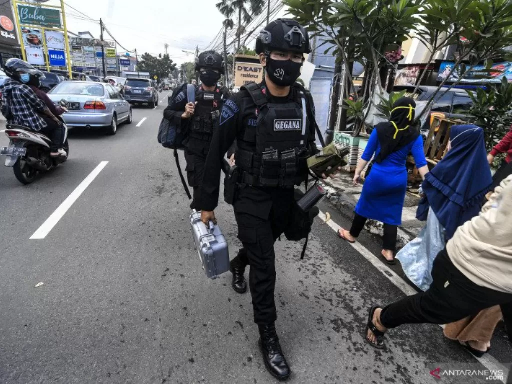  Ilustrasi. Petugas Kepolisian berjalan menuju lokasi penggeledahan salah satu tempat tinggal terduga teroris di kawasan Condet, Jakarta, Senin (29/3/2021).  (photo/NTARA FOTO/Muhammad Adimaja)