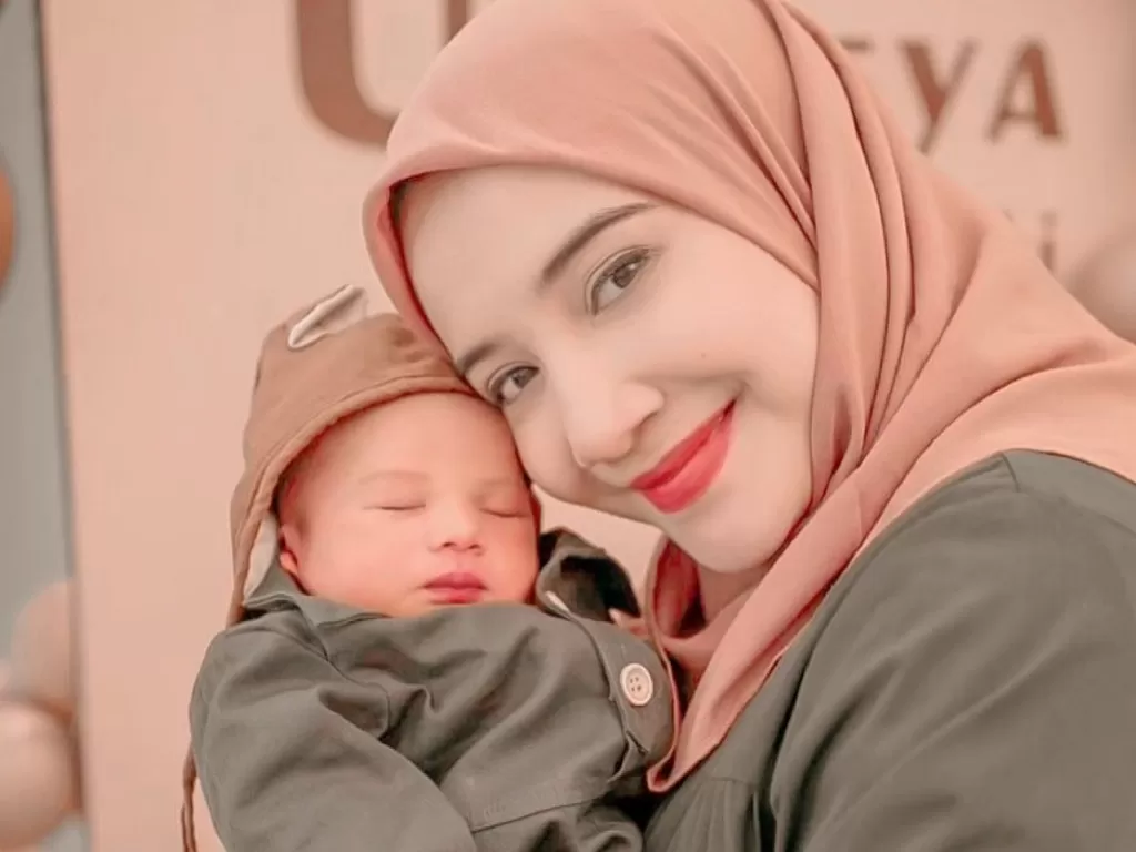 Zaskia Sungkar menggendong Bayi Ukkasya. (Instagram/@zaskiasungkar15)