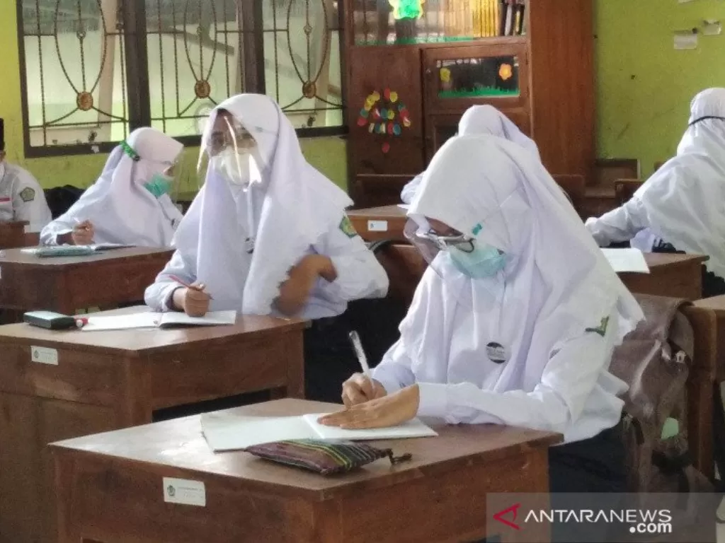 Siswa di MTs Negeri 1 Kudus, Jawa Tengah saat mengikuti simulasi pembelajaran tatap muka, Selasa (6/4/2021). (ANTARA/Akhmad Nazaruddin Lathif)