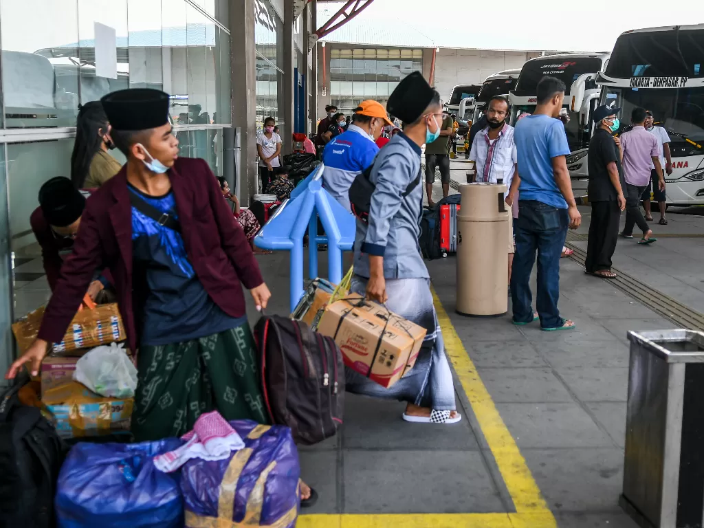 Calon penumpang bersiap menaiki bus di Terminal Terpadu Pulo Gebang, Jakarta, Jumat (26/3/2021). (ANTARA FOTO/Galih Pradipta)
