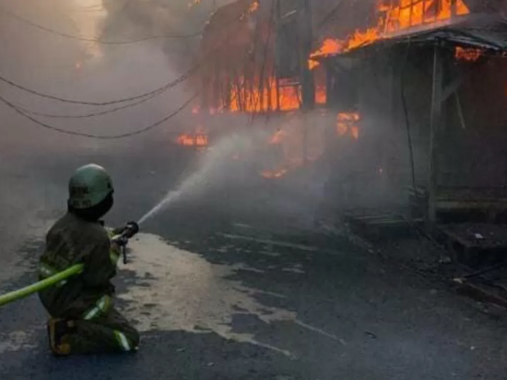 Proses pemadaman kebakaran di Tanah Abang, Jakarta Pusat, Kamis (8/4/2021). (Istimewa)